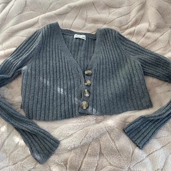 Cropped gray button up cardigan - Picture 3 of 5